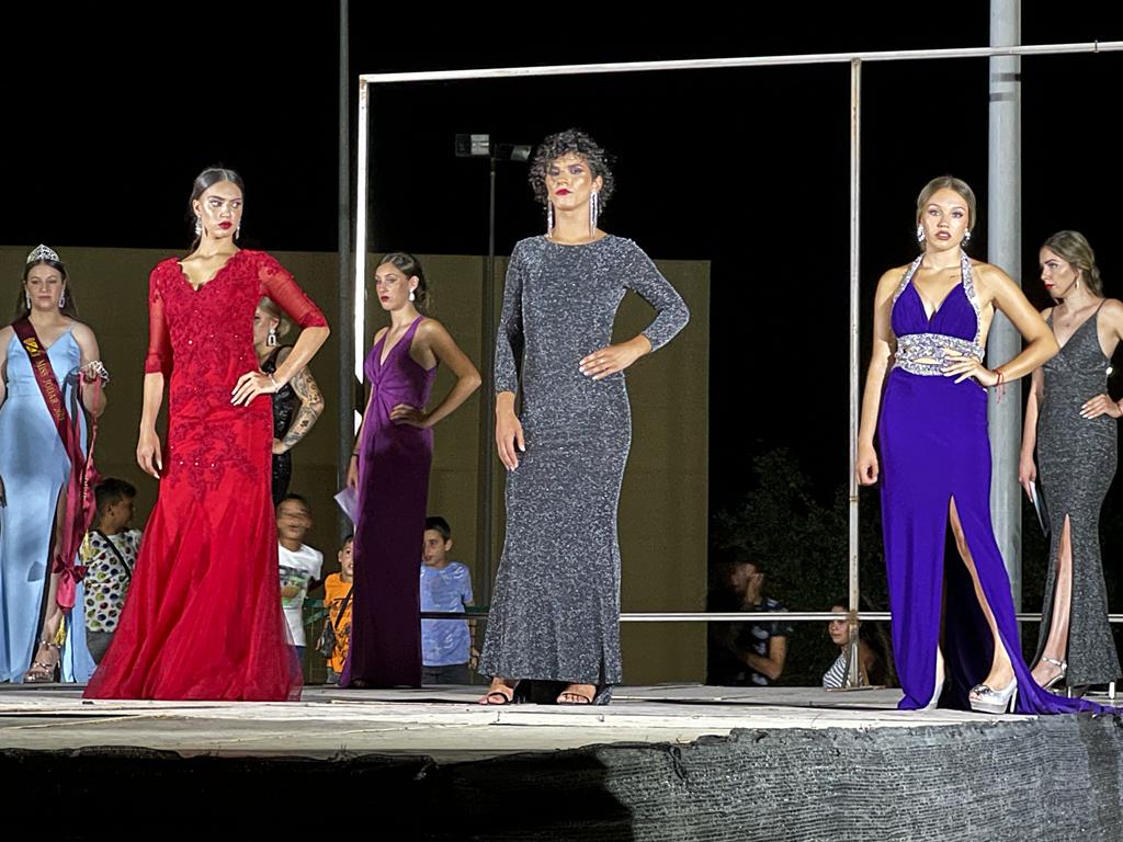 Las tres finalistas, Marina Ruiz, Reina de las Fiestas, derecha y dos damas de honor, Lucía Herrera, centro, y Carmen Marín, izquierda