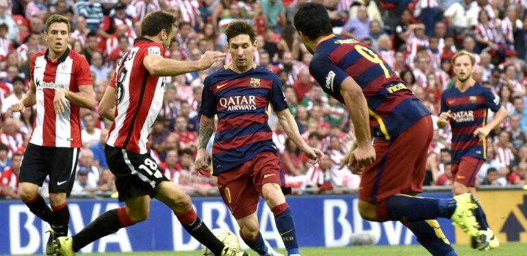 GRA272. BILBAO, 23/08/2015.- El centrocampista del Athletic Club Carlos Gurpegui (i) intenta frenar el avance del delantero argentino Lionel Messi (c), del FC Barcelona, durante el partido de la primera jornada de la Liga en Primera División disputado hoy en San Mamés, en Bilbao. EFE/Miguel Toña