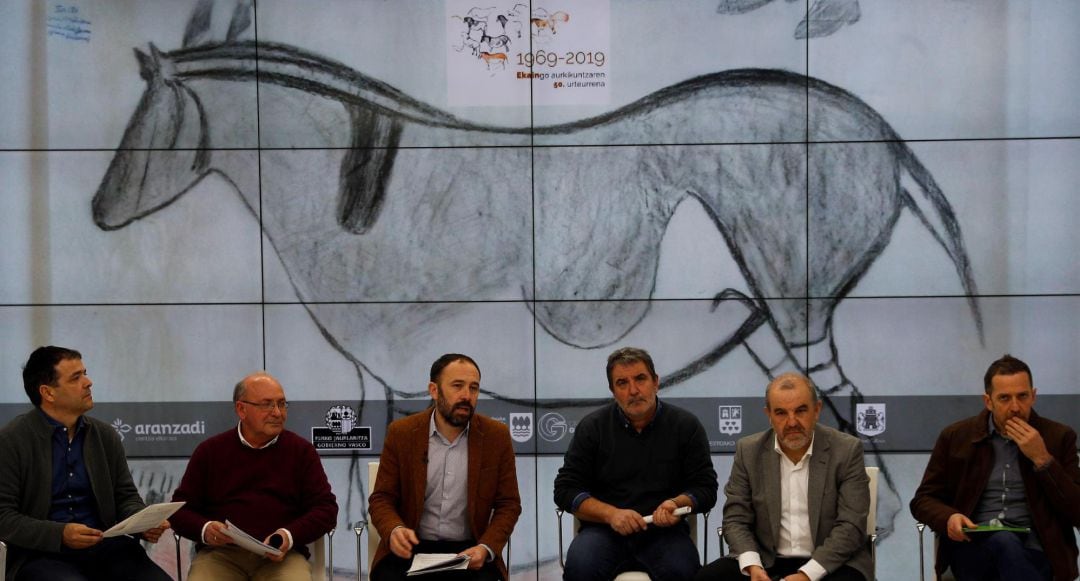 El diputado de Cultura, Denis Itxaso (3i); el gerente de Ekainberri, Juanjo Aramburu (i), junto a representantes del Gobierno Vasco y Aranzadi, han presentado este jueves en San Sebastián las actividades organizadas para celebrar el 50 aniversario del hallazgo de la cueva de Ekain. 