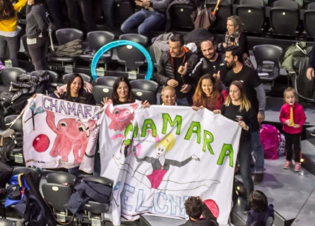 Familiares de las gimnastas apoyando al Chamara en un Nacional