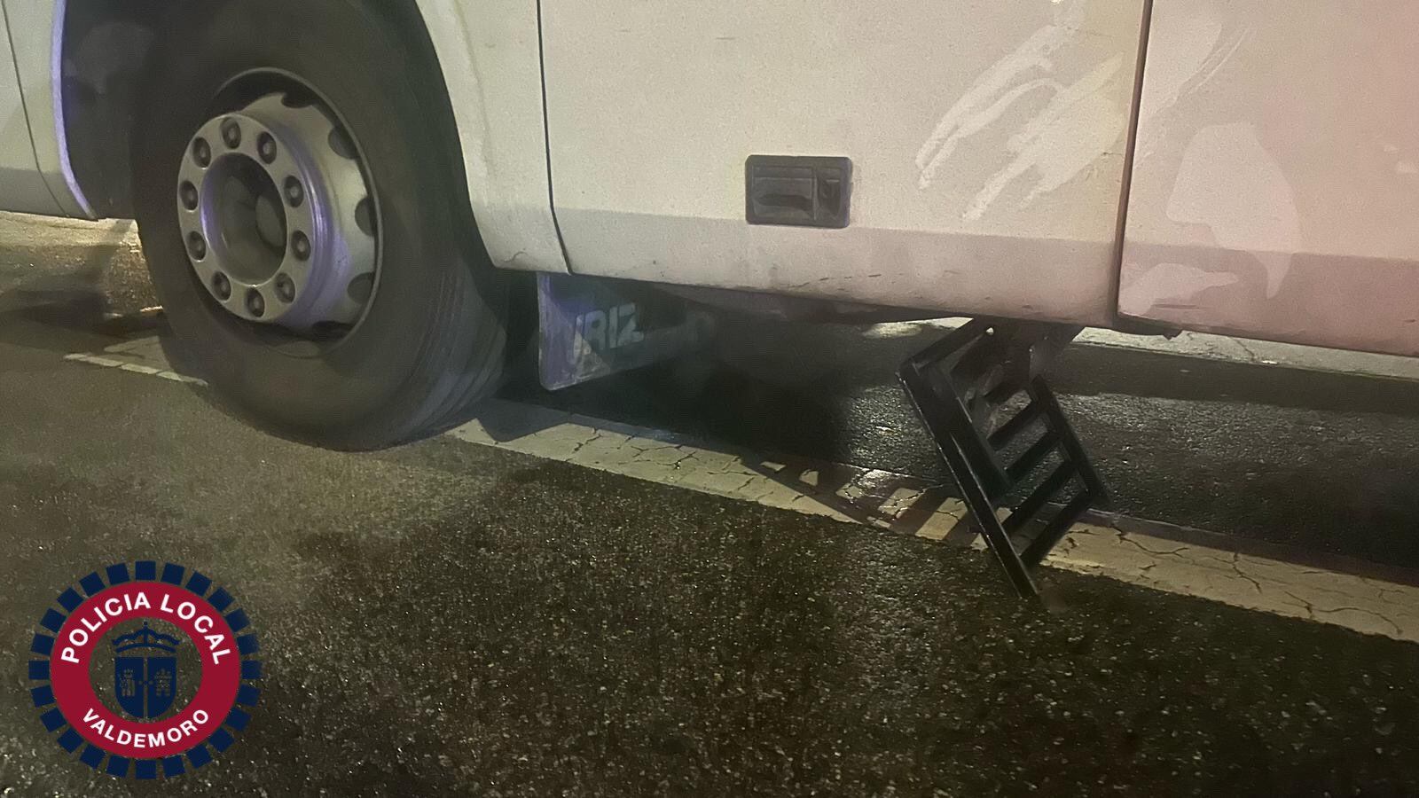 Una rejilla de una alcantarilla causa la rotura del deposito de un autobús en Valdemoro.