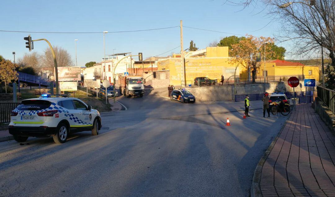 Control de la Policía Local y Nacional en Linares durante uno de los cierres perimetrales de la ciudad.