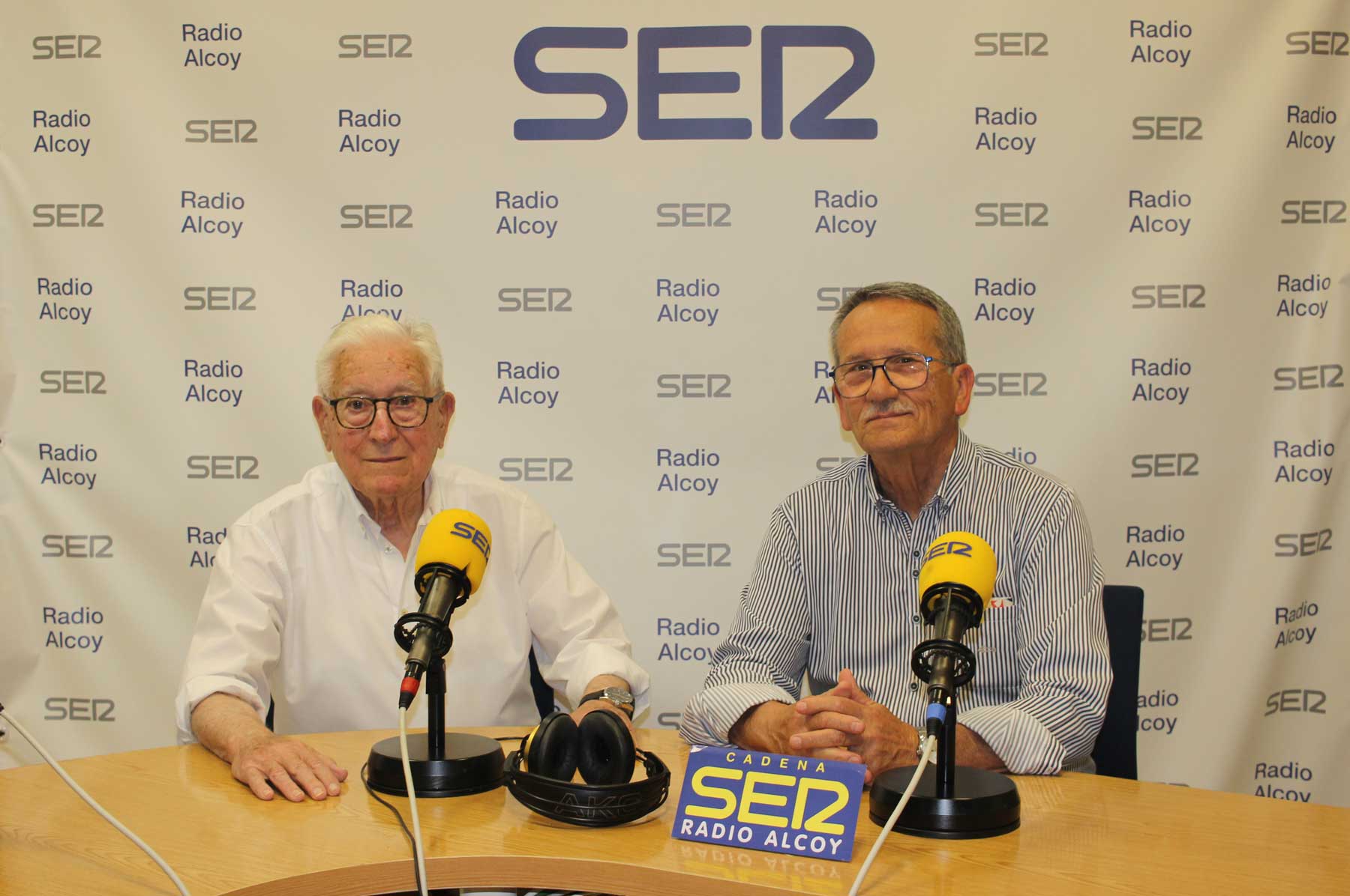 Antonio Castelló y José Mari Segura, en el estudio central de Radio Alcoy