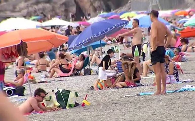 Los datos objetivos señalan que este verano están llegando más turistas pero los empresarios dicen que ganan menos dineros y que la ocupación hotelera está bajando.