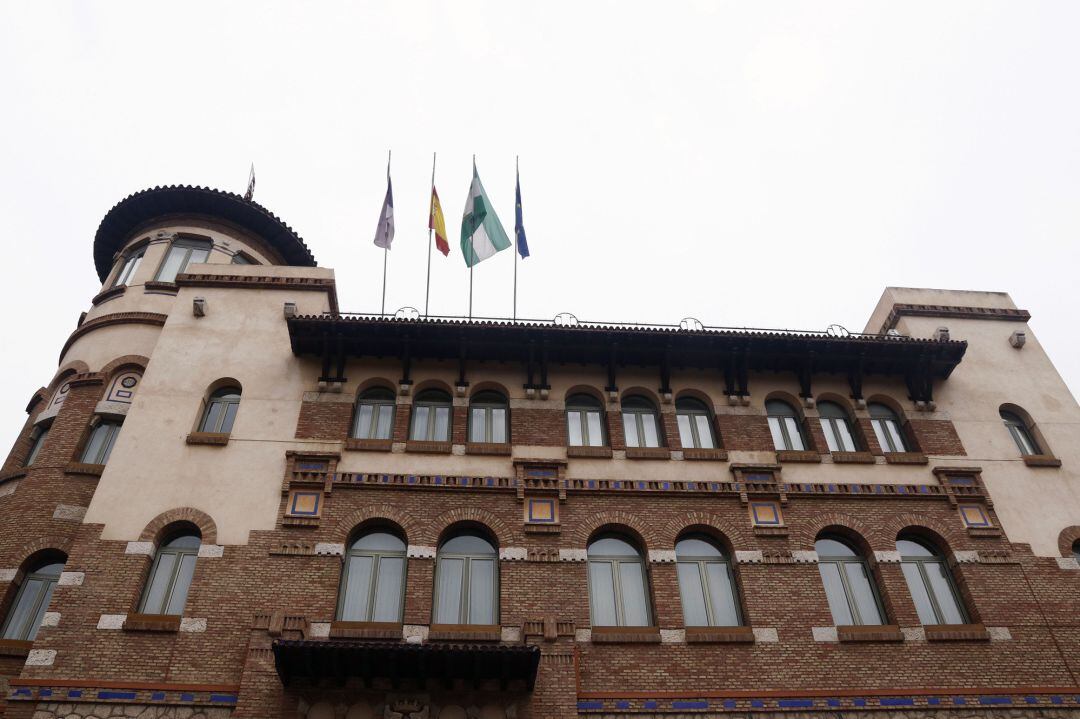 Banderas a media asta en Andalucía durante la semana de luto oficial por las víctimas del Covid-19, en la imagen el edificio de El rectorado de La Universidad de Málaga