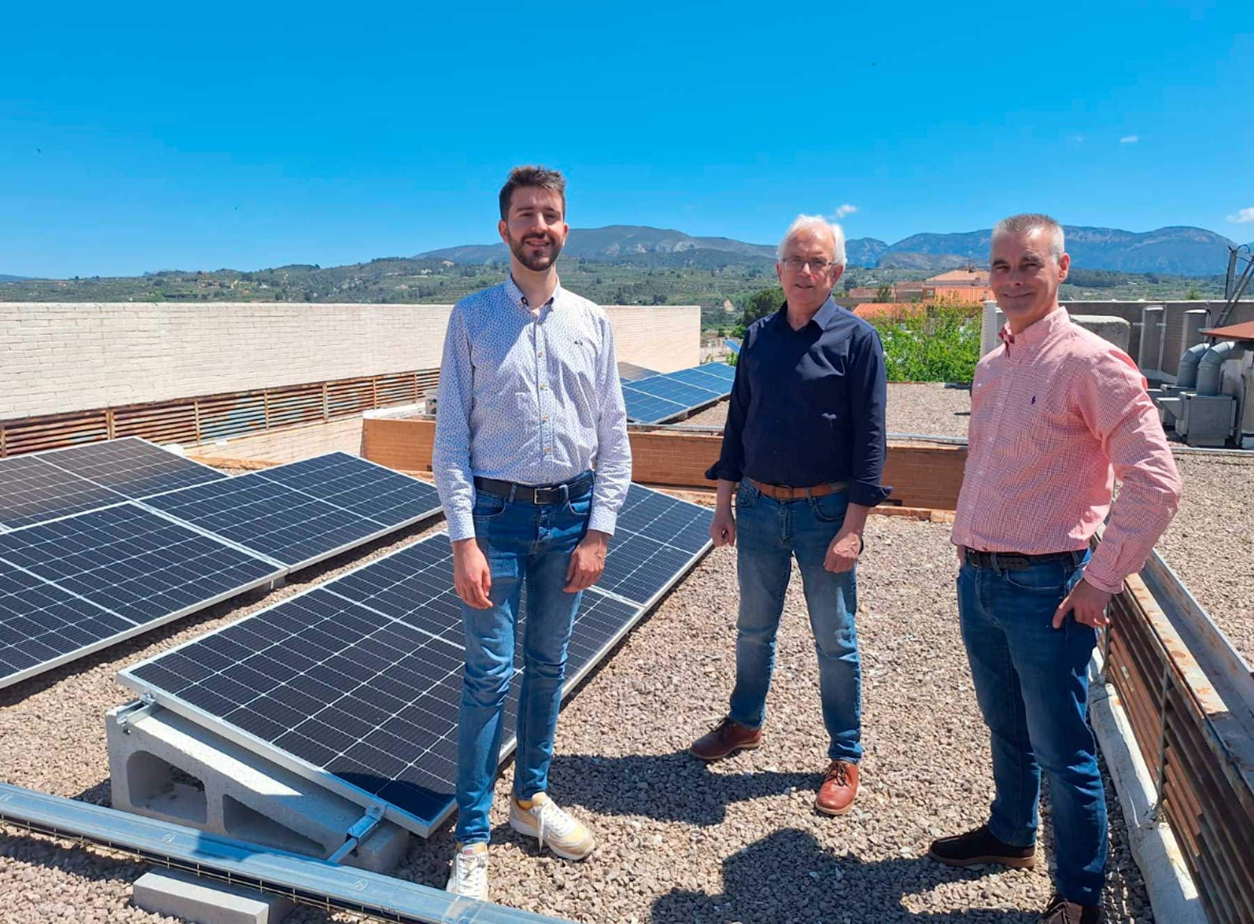Jordi Pla, alcalde, Paco Payá, concejal y el técnico encargado de la instalación sobre el techo del Real Blanc junto a las placas solares