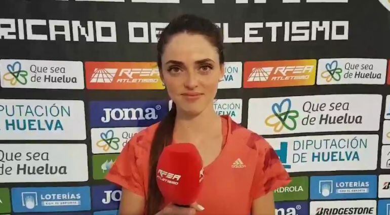 La atleta ribereña del ADIDAS en una entrevista posterior a la carrera en Huelva.