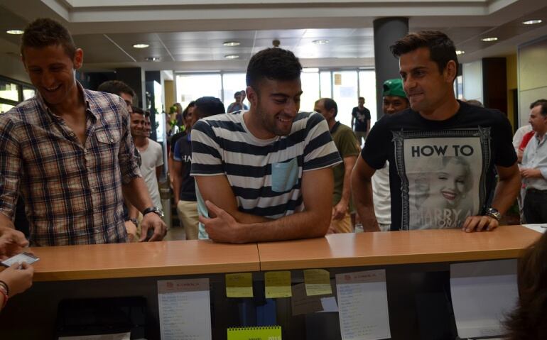 De izq. a drch. Rubén, Diego Rico y Albert Dorca en las oficinas del Real Zaragoza para abonarse