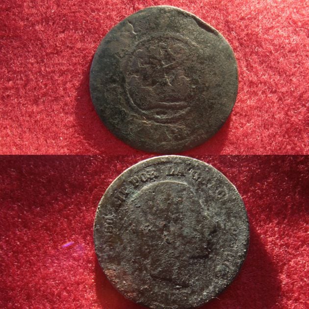 Las monedas encontradas durante las actuaciones en uno de los baños del Peral de Valdepeñas
