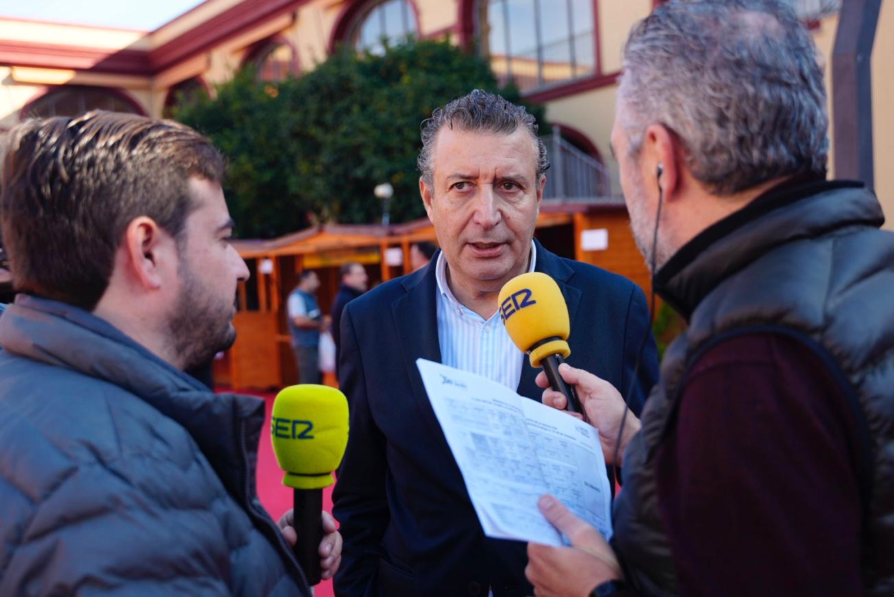 José Manuel Peña, izquierda, y Paco García entrevistan al presidente de la Diputación Provincial de Sevilla, Javier Fernández, en la X Feria del Pan, Aceite, Aceituna y Productos ECO