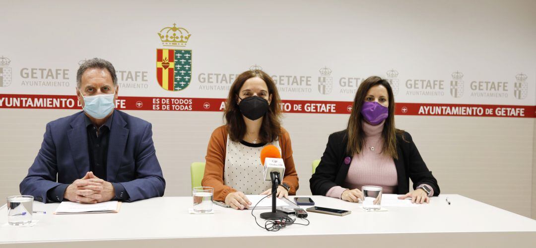 Herminio Vico, Sara Hernández y Alba Leo en rueda de prensa