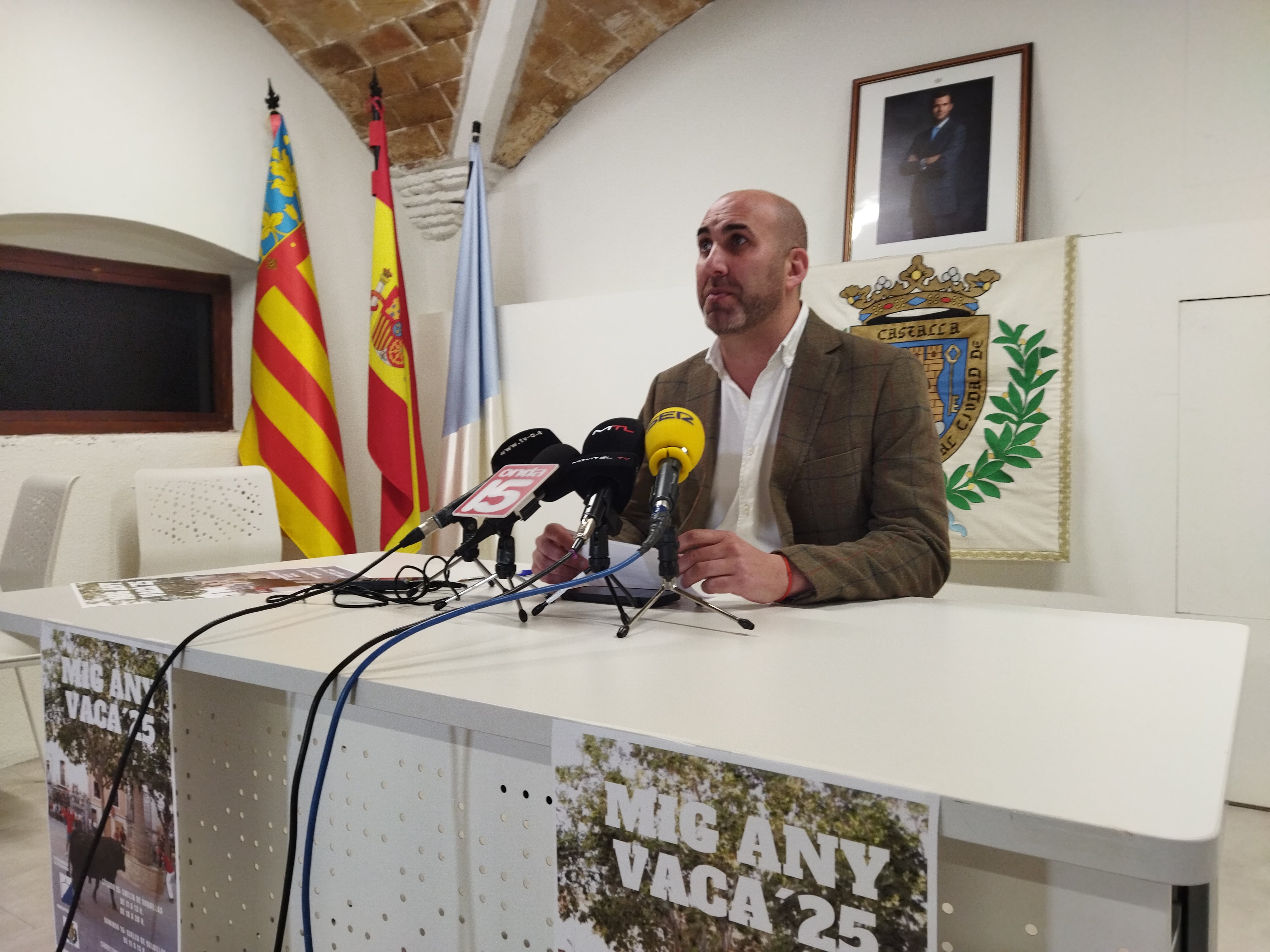 Jesús López, alcalde de Castalla y edil de Fiestas, presentando la celebración del Mig Any Vaca que será el 15 y 16 de febrero.