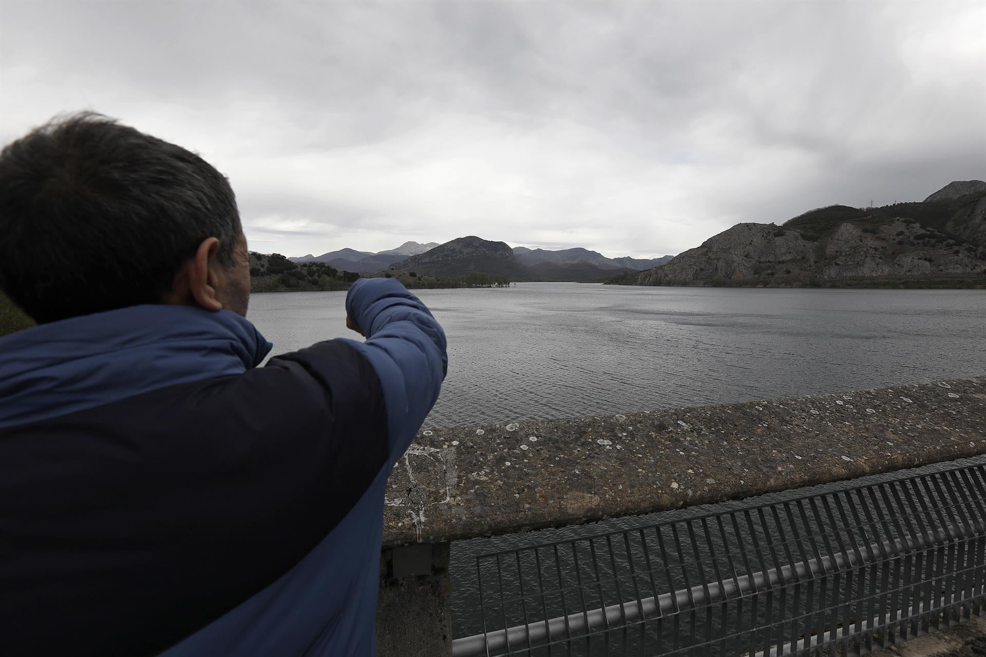 Imagen de archivo. Un hombre señala el embalse del río Porma, a 28 de abril de 2023, en León, Castilla y León (España). - Fernando Otero - Europa Press - Archivo