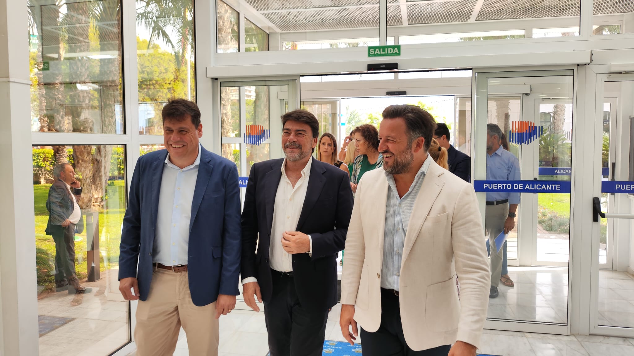 El presidente de UEPAL, César Quintanilla, el alcalde de Alicante, Luis Barcala, y el de Elche, Pablo Ruz, a la entrada del acto  sobre el área funcional Alicante - Elche