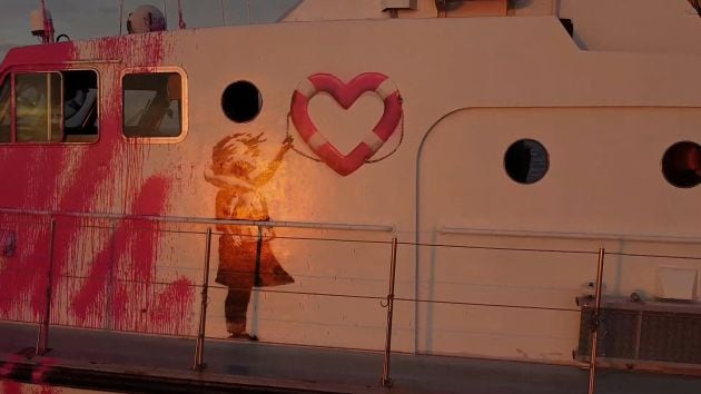 El propio Banksy ha pintado el barco