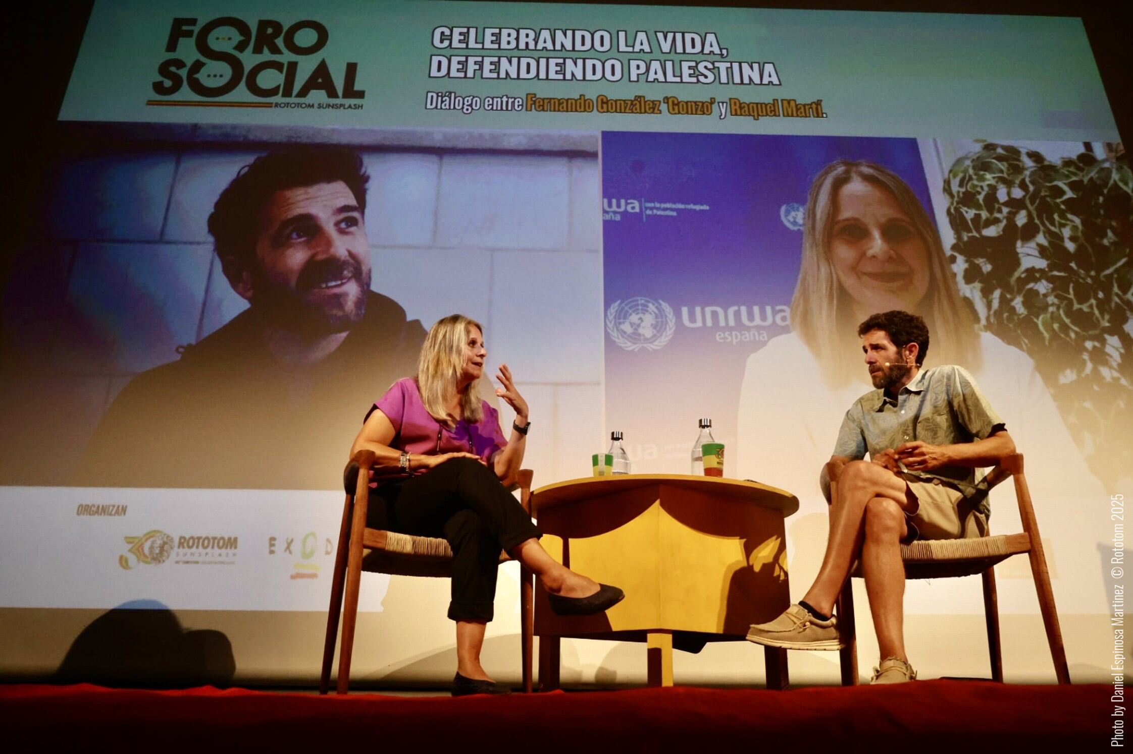 Diálogo entre la directora ejecutiva de UNRWA España, Raquel Martí, y el periodista Fernando González &quot;Gonzo&quot; en el Rototom Sunsplash.