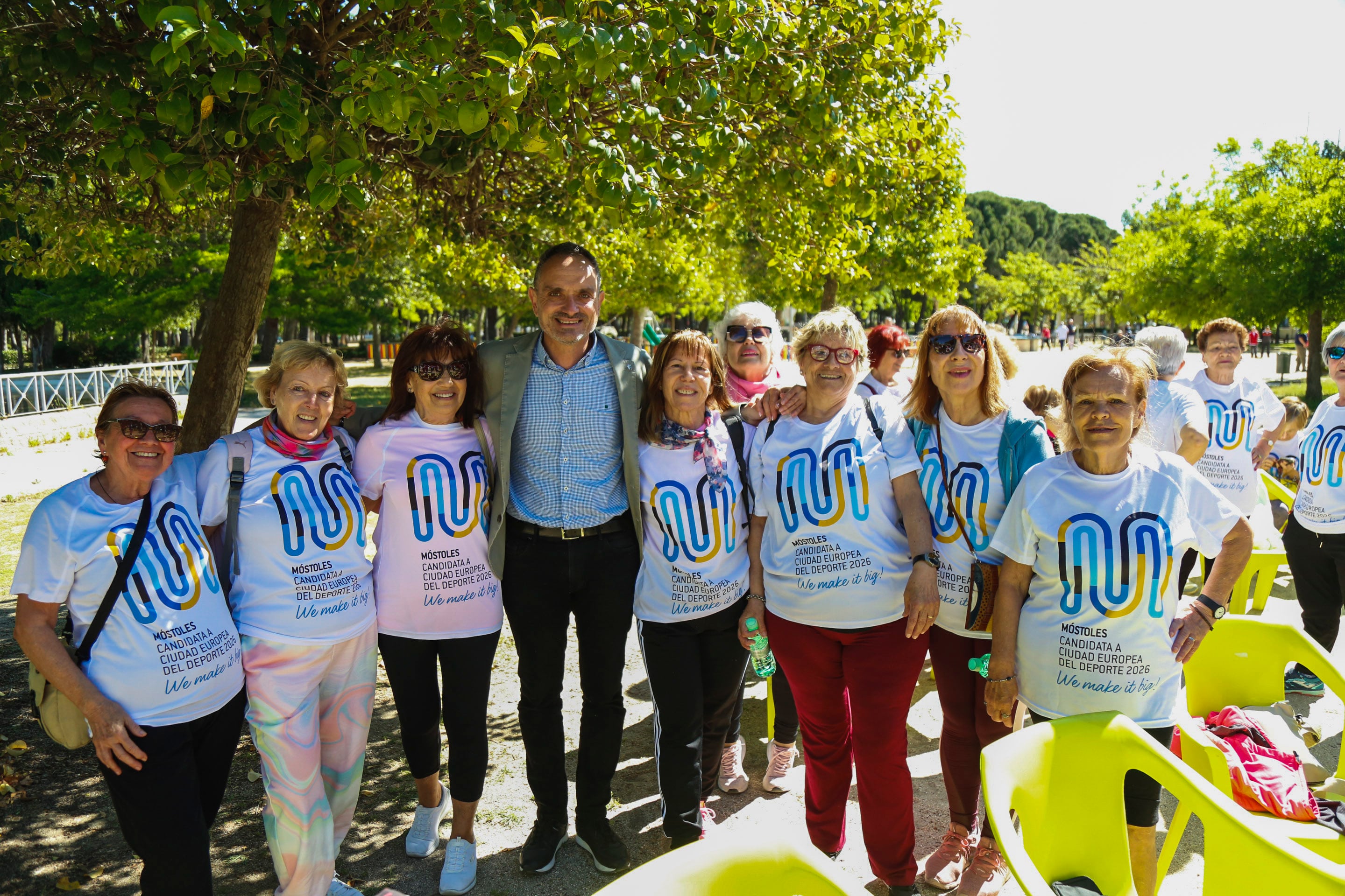 Varios vecinos y vecinas con el alcalde de Móstoles, Manuel Bautista, en una foto de archivo.