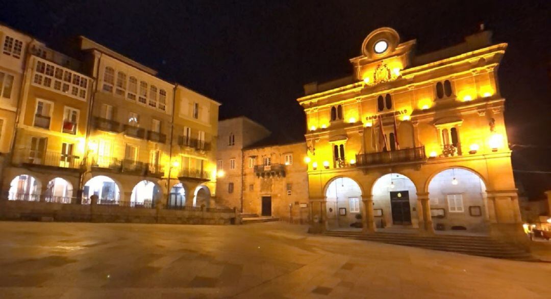 Imagen de archivo de la plaza Mayor y el concello de Ourense