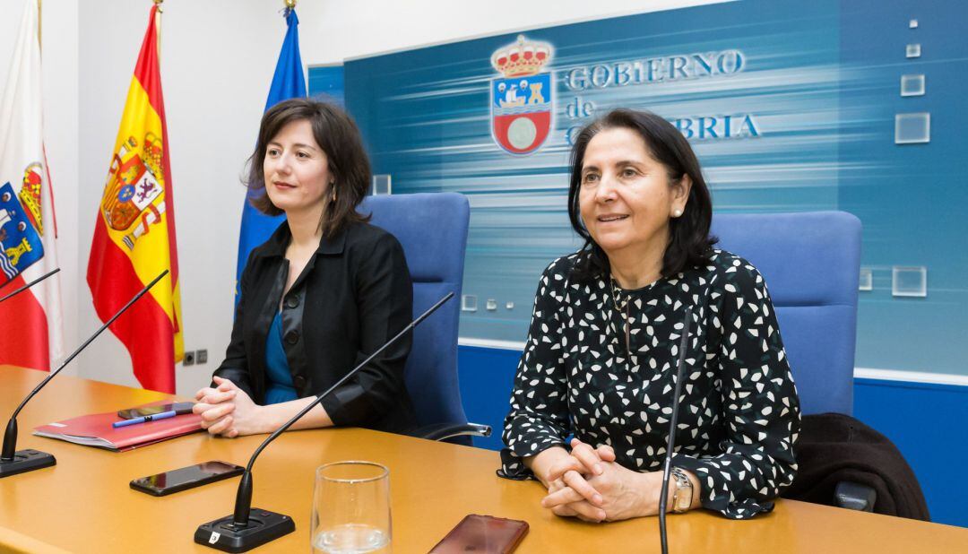 La directora general de Salud Pública, Paloma Navas, y la jefa de Servicio de Enfermedades Infecciosas del Hospital Universitario Marqués de Valdecilla, Carmen Fariñas.