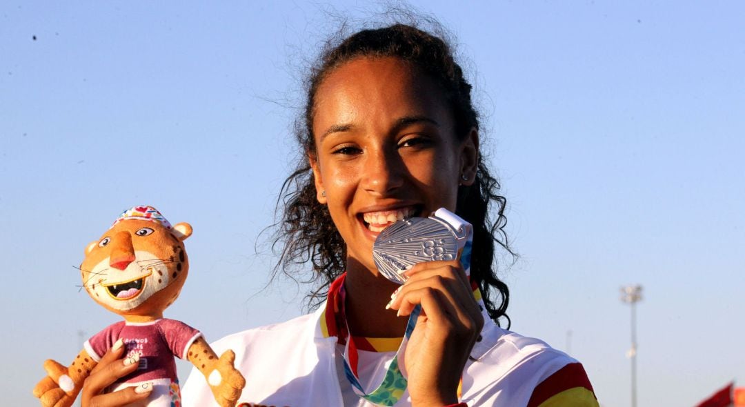 La atleta española María Vicente posa en el podio tras conseguir la medalla de plata en la prueba de triple salto femenino hoy, martes 16 de octubre de 2018, en los Juegos Olímpicos de la Juventud Buenos Aires 2018, en Buenos Aires (Argentina)