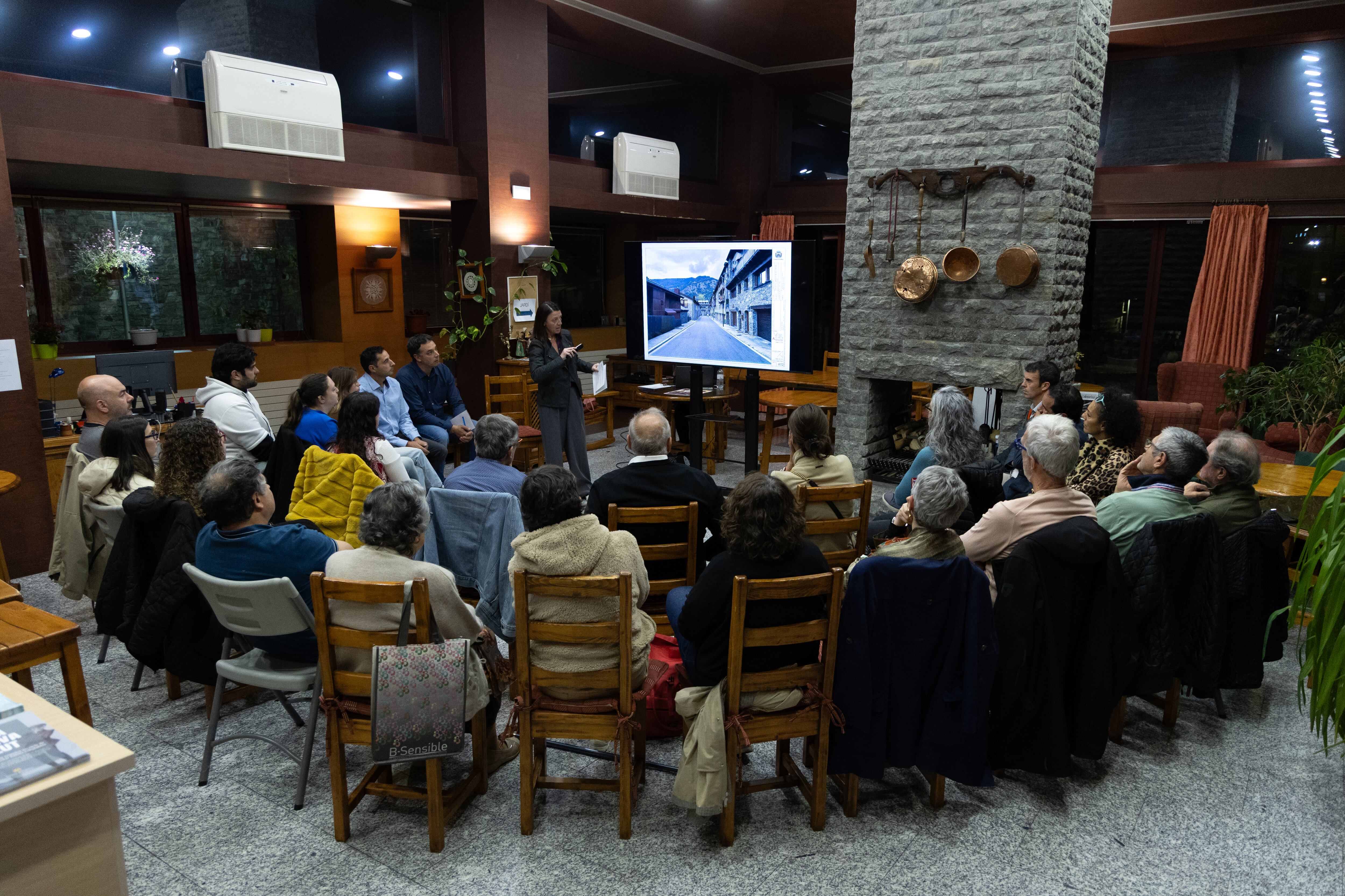 La cònsol major d'Ordino, Maria del Mar Coma, en una de les reunions que ha mantingut amb els veïns de la parròquia
