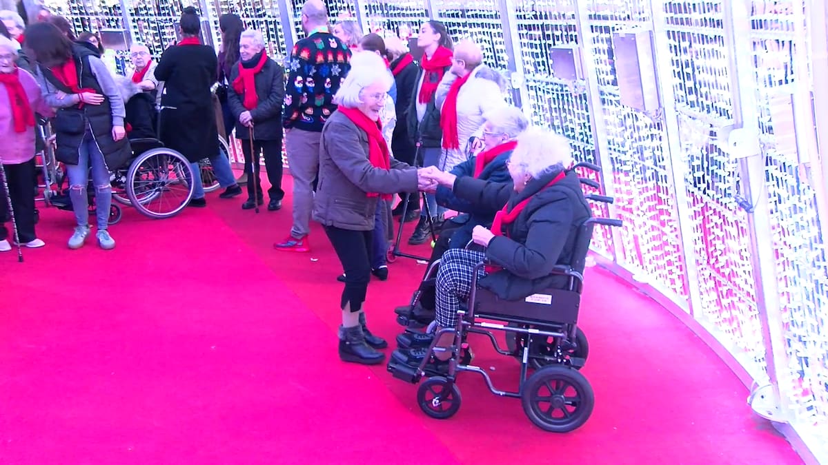 El viaje más altruista: usuarios de residencias de mayores visitan las luces de Vigo gracias a los taxistas