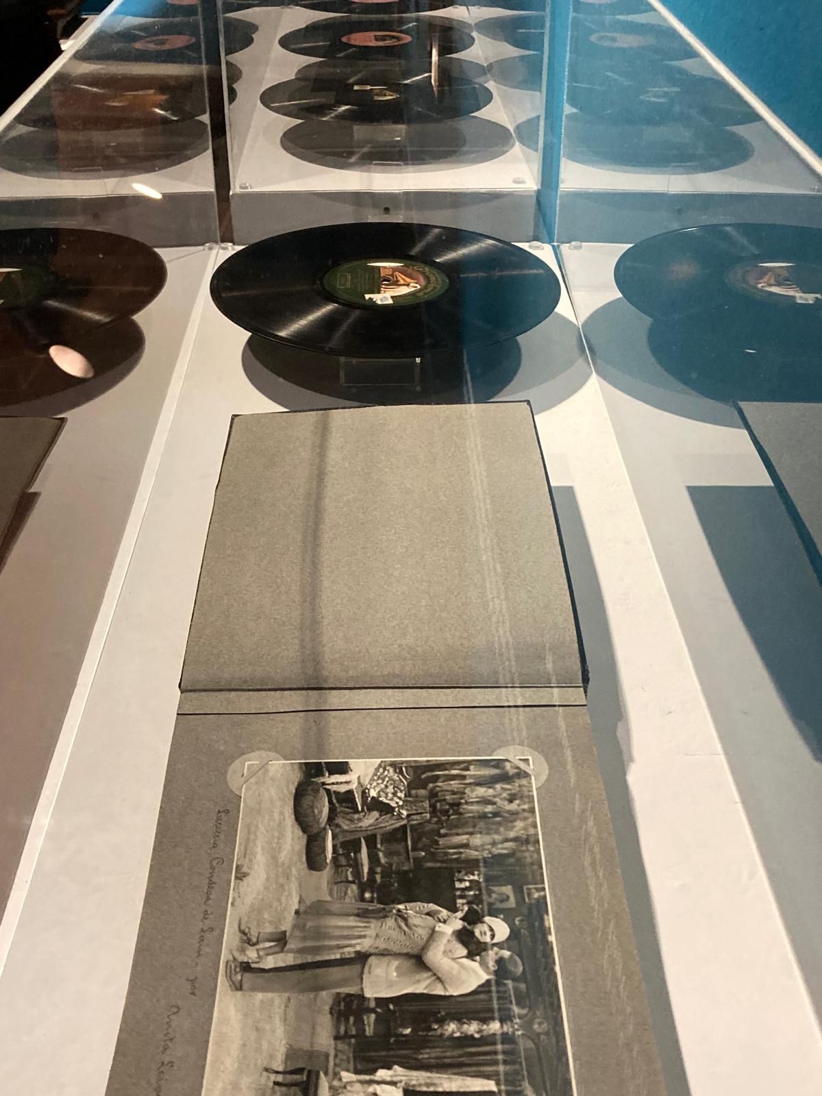 Discos y fotografías en la exposición