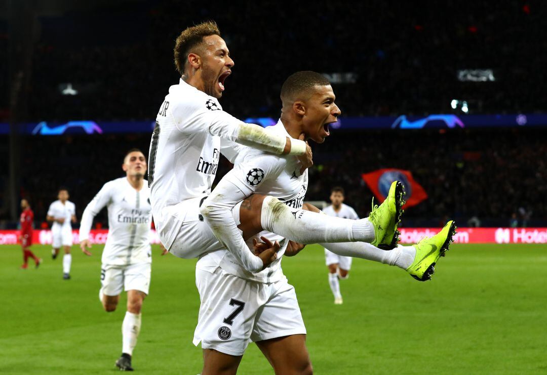 Neymar y Mbappé celebran un gol en su último partido de Champions en París