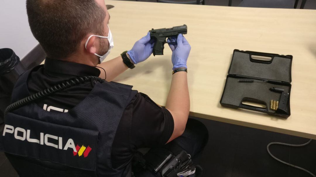 Arma detonadora requisada a la detenida