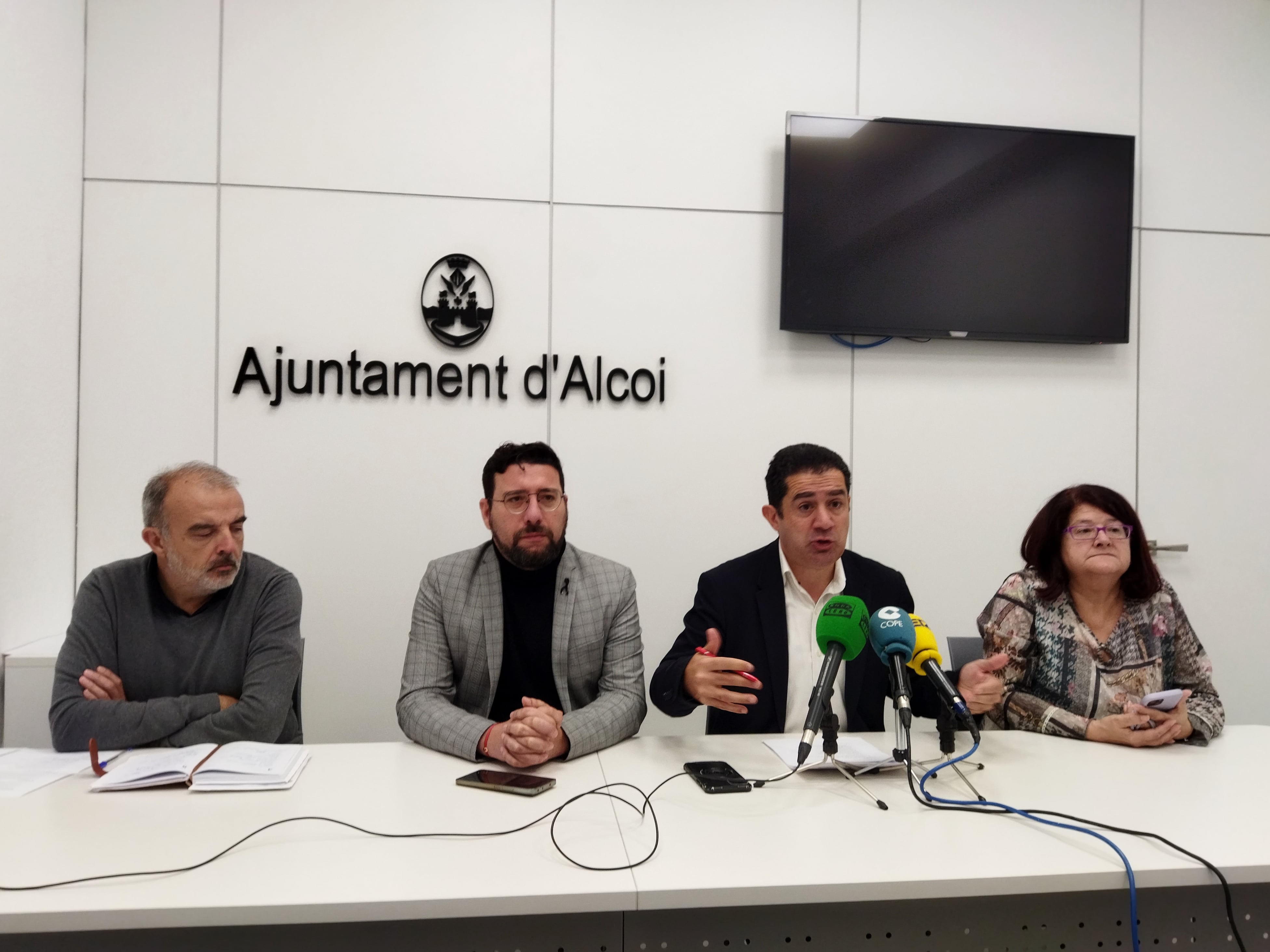 Antonio Francés, alcalde de Alcoy, durante la comparecencia donde ha explicado los recursos y el personas que desde la ciudad se han trasladado a la zona cero de la tragedia. Ha estado acompañado por Àlex Cerradelo, vicealcalde; Jordi Martínez, edil de Obras y Servicios, y Lucía Pascual, presidenta de la Cámara de Alcoy.