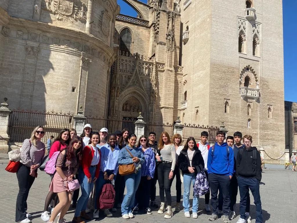 Alumnos franceses y españoles visitando Sevilla.