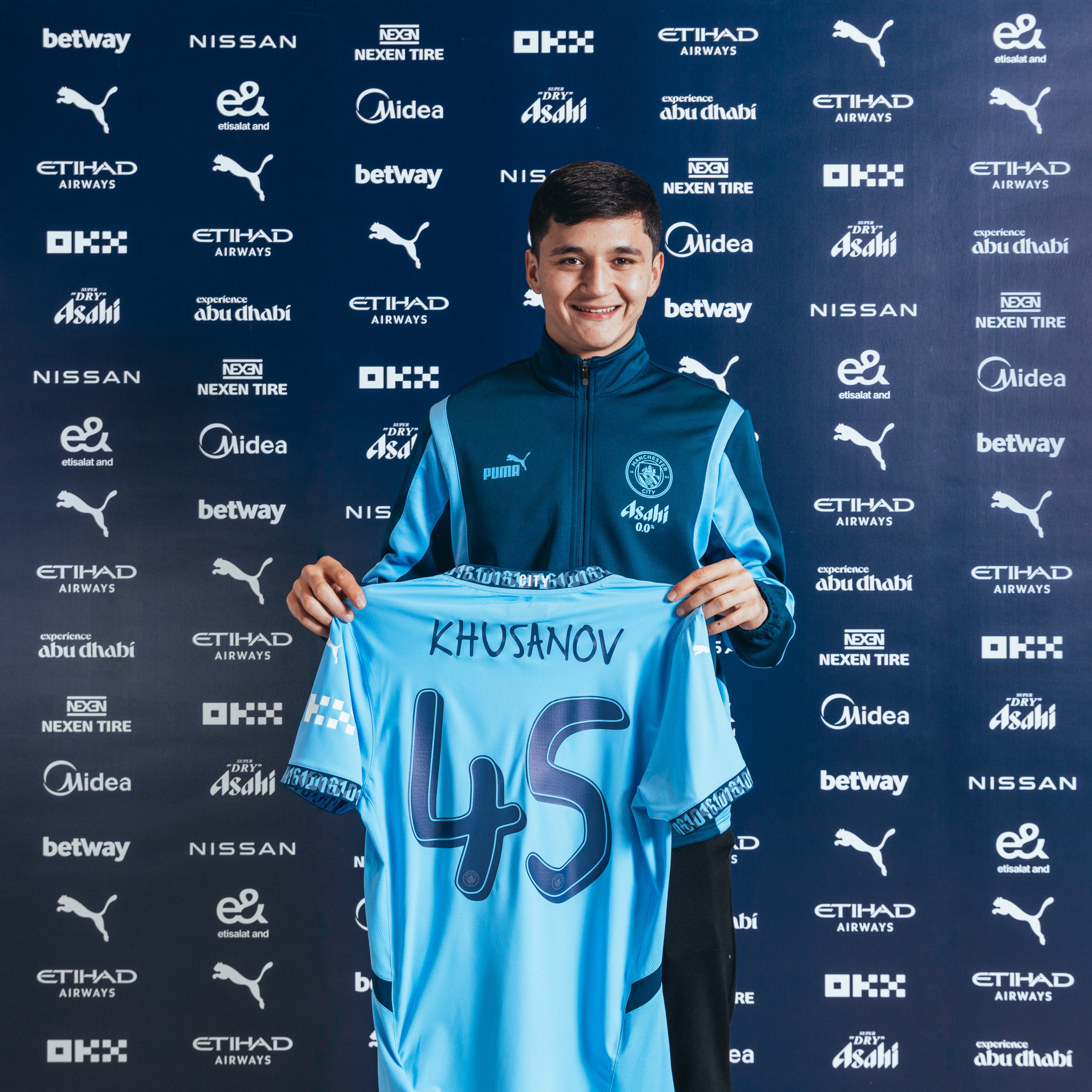 Abdukodir Khusanov, presentado como jugador del City (@ManCity).