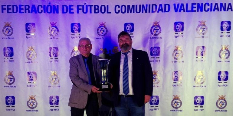 El delegado Joaquín Plaza y el secretario del club, Javier Gil con el trofeo