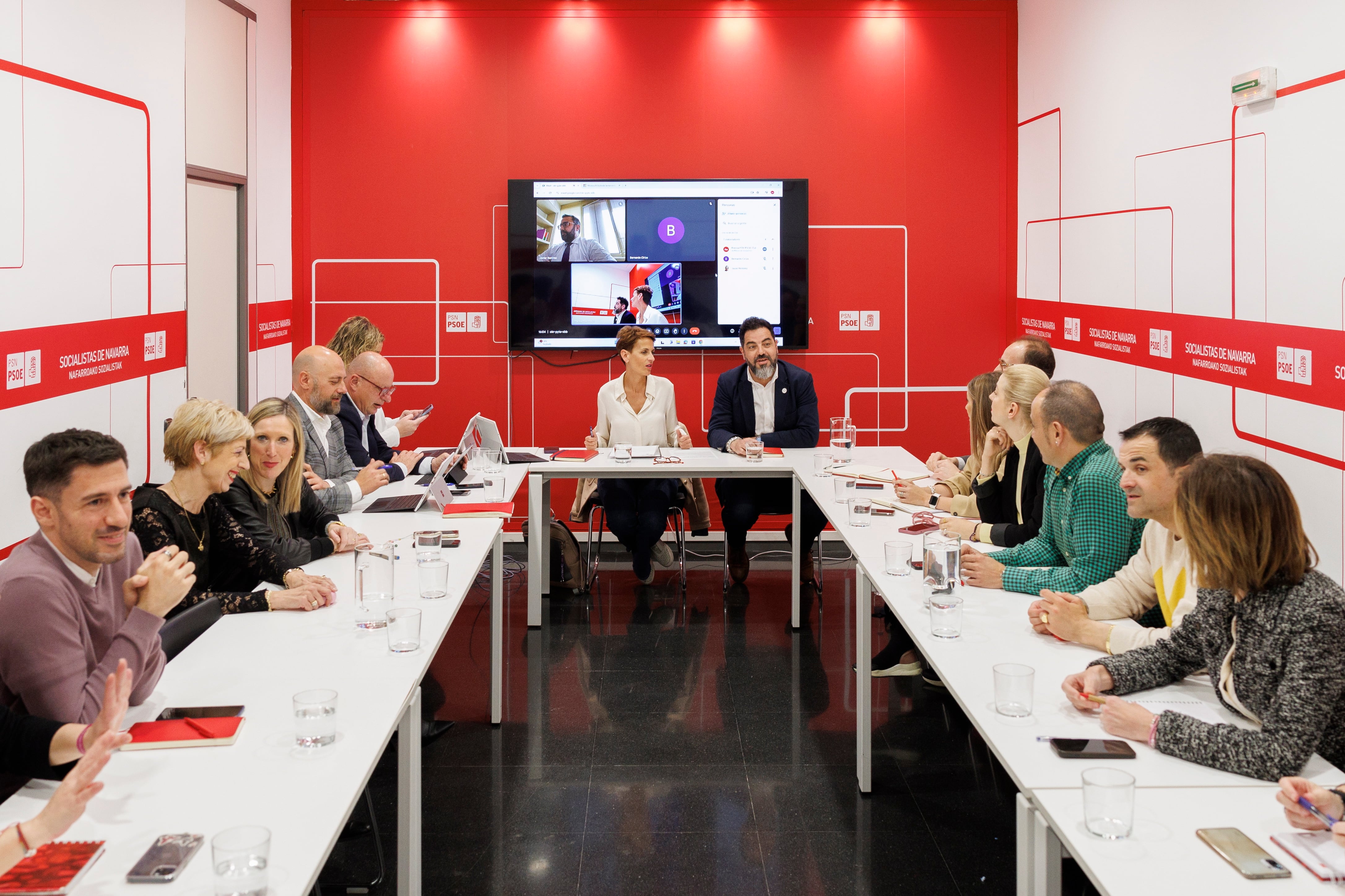 La secretaria general del PSN y presidenta del Gobierno Foral, María Chivite (7i), ha presidido esta tarde la reunión de la Comisión Ejecutiva Regional tras la cual ha valorado en una rueda de prensa la decisión de que el presidente del Gobierno de España, Pedro Sánchez, anunciara este lunes que seguirá al frente del Ejecutivo central