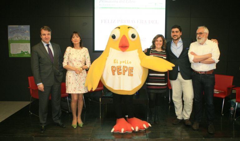 El ilustrador Emilio Urberuaga, el escritor José María de la Torre, la experta en marketing Alicia Yagüe y el famoso Pollo Pepe han presentado la Primera del Libro junto al alcalde tricantino, Jesús Moreno