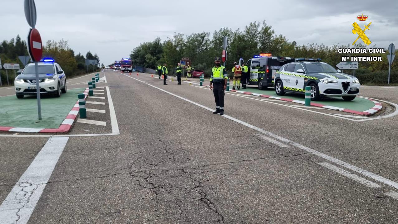 Efectivos de la Guardia Civil en el Lugar del accidente