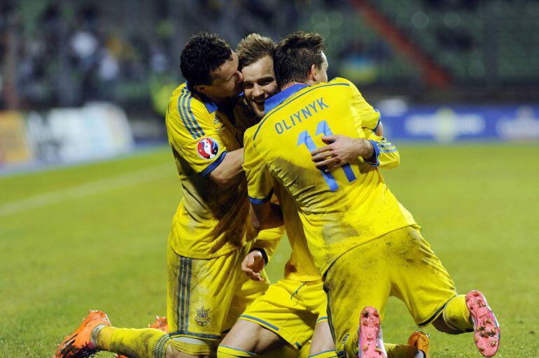 Andriy Yarmolenko celebra uno de sus goles ante la selección de Luxemburgo