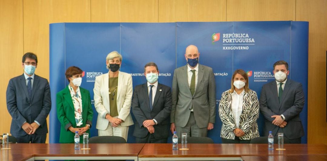 Foto de familia tras la reunión a tres bandas celebrada en Lisboa este martes con la participación del presidente de Castilla La Mancha, Emiliano García Page, el consejero de Fomento, Nacho Hernando, la alcaldesa de Puertollano, Isabel Rodríguez, la alcaldesa de Talavera y el presidente de la Diputación, Jose Manuel Caballero