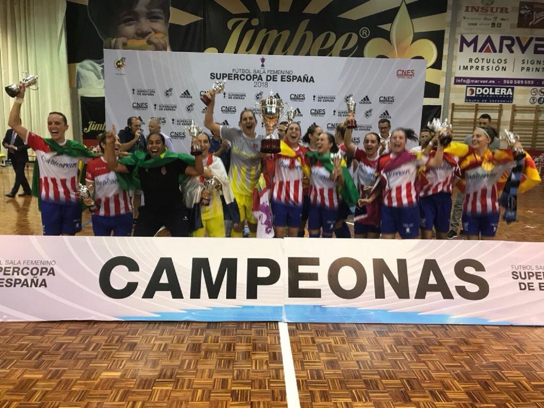 Las jugadoras del Futsi Atlético Navalcarnero celebrando que son campeonas de la Supercopa de España