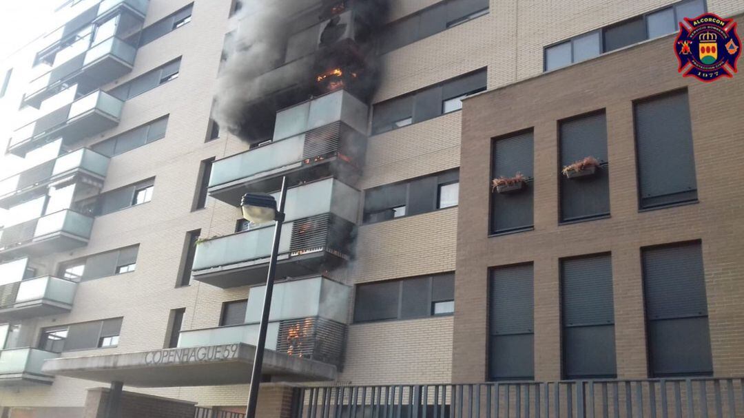 Incendio en un bloque de viviendas de Alcorcón originado en un aparato de aire acondicionado