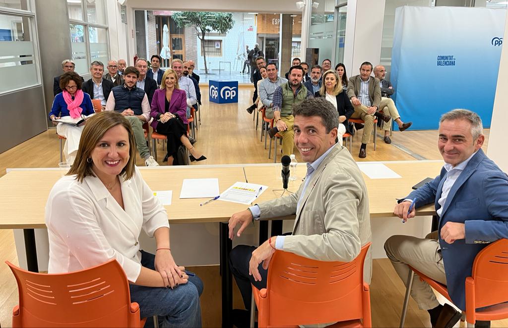 El presidente del PP valenciano, Carlos Mazón y la secretaria general del partido, Maria José Catalá, reunidos con diputados y senadores valencianos