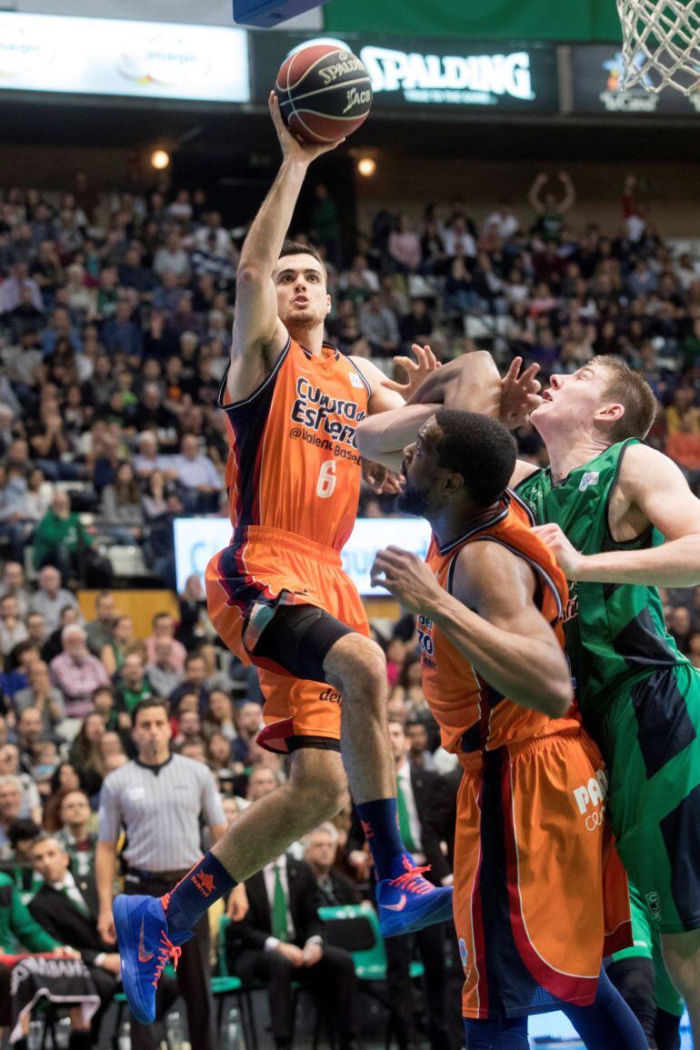 Alberto Abalde entrando a canasta en un partido contra el Joventut