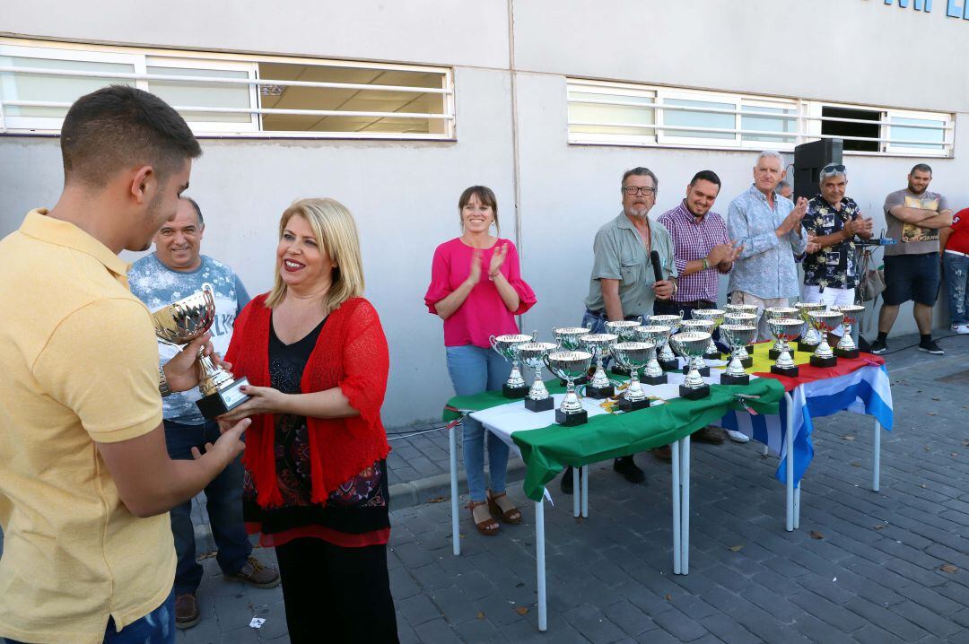 La alcaldesa entrega uno de los Trofeos en La Granja