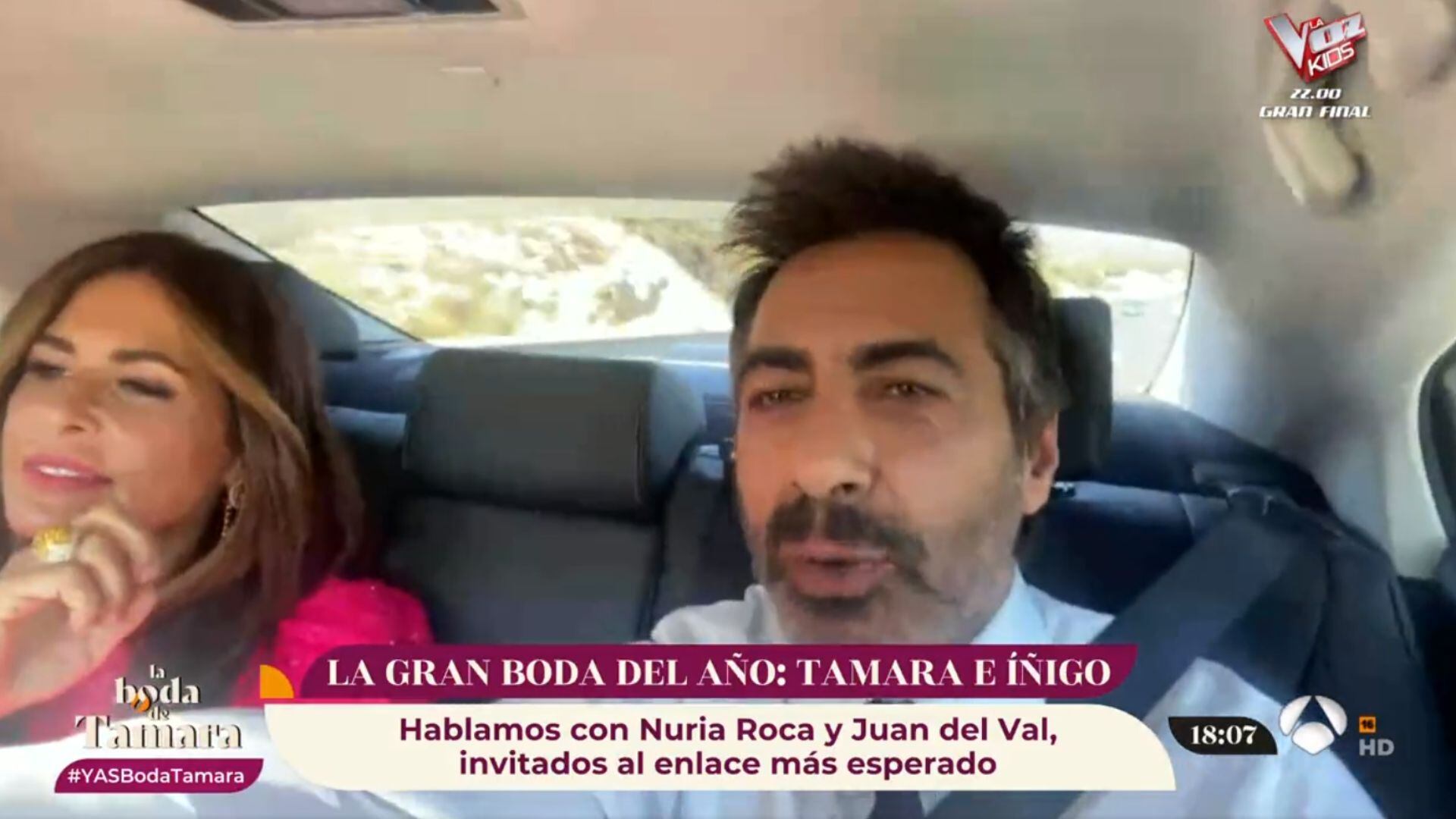 Nuria Roca, y su marido Juan del Val llegando a la boda de Tamara Falcó