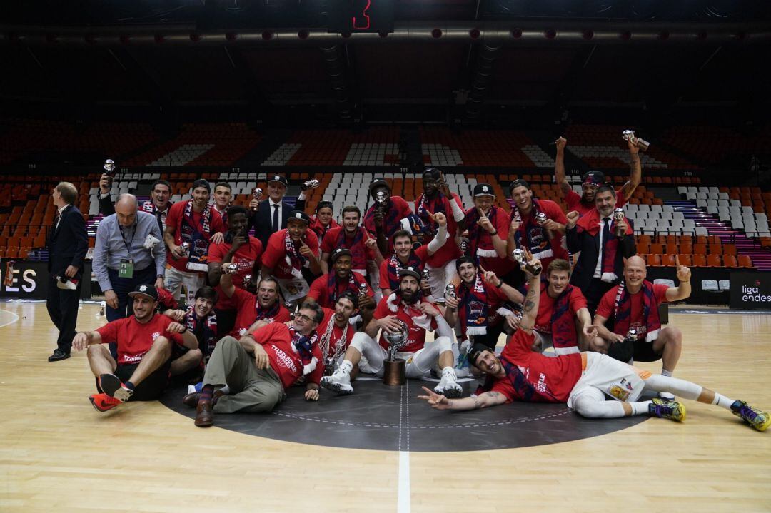 La plantilla celebra la Liga ACB.