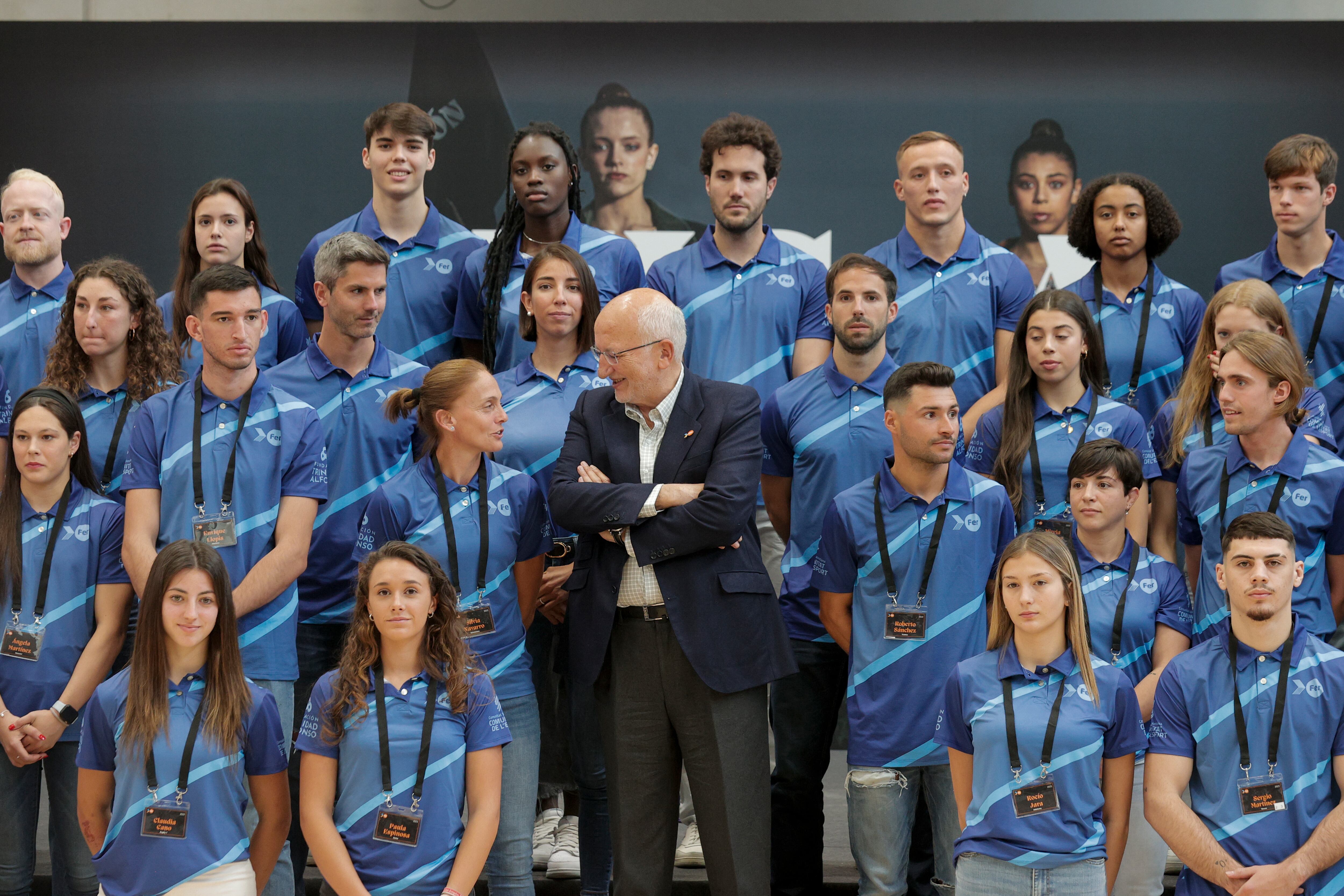 GRAFCVA2788. VALENCIA, 14/04/2023.- El empresario Juan Roig posa con los atletas durante la presentación de la edición de 2023 del Proyecto FER (Foment Esportistes amb Reptes), que se desarrollará con 145 deportistas bajo el lema Visca la resistència para hablar de la fuerza que tendrán que demostrar los integrantes inmersos en la tarea de clasificarse para los Juegos Olímpicos y Paralímpicos de París. EFE/Manuel Bruque