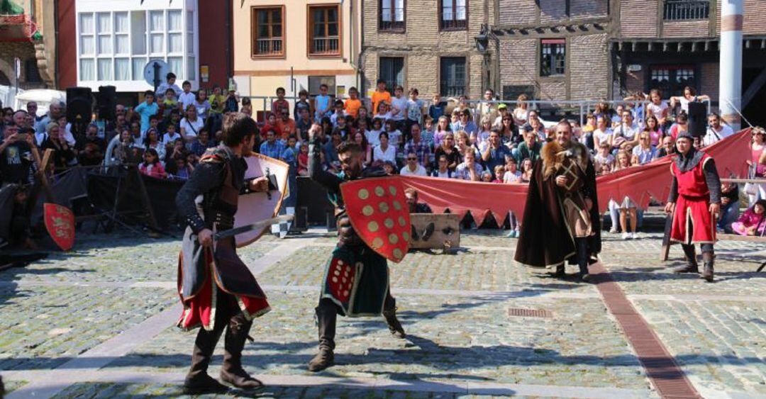 El mercado medieval retorna a las calles del casco viejo durante el fin de semana.