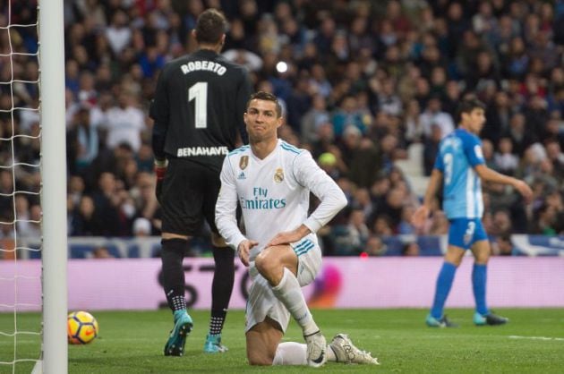 Ronaldo se lamenta tras una ocasión fallada, mientras Roberto recoge el balón para sacar de meta