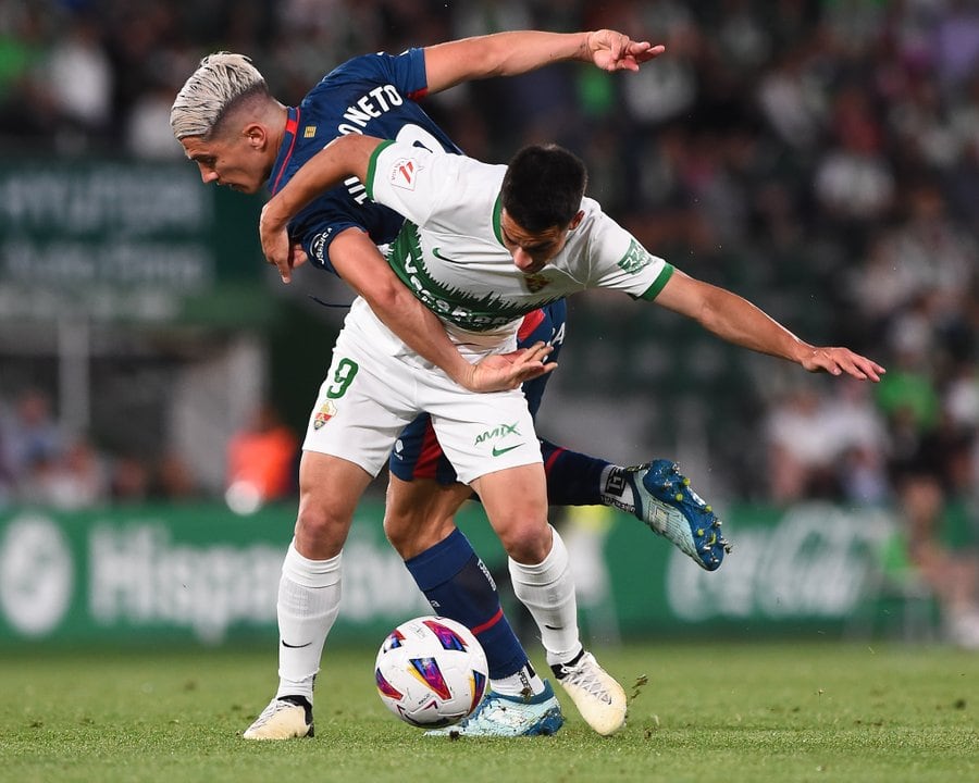 Bermejo y Juanjo Nieto pugnan por el balón en un lance del Elche-Huesca de esta temporada pasada