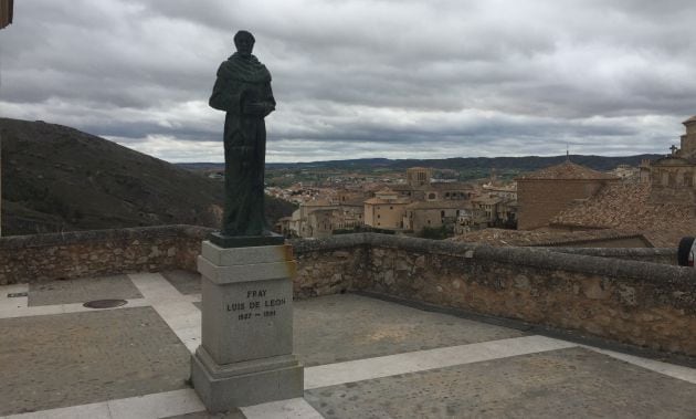 Estatua de Fray Luis de León en el atrio del Archivo Histórico Provincial de Cuenca.